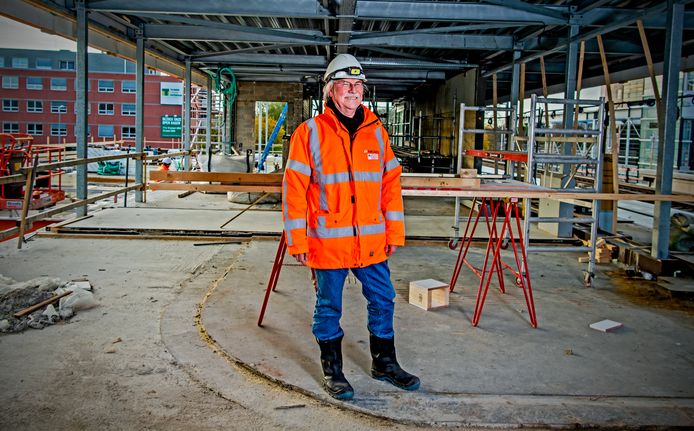 Ingenieur Johan Riedstra (65) werkt al 50 jaar voor dezelfde werkgever.