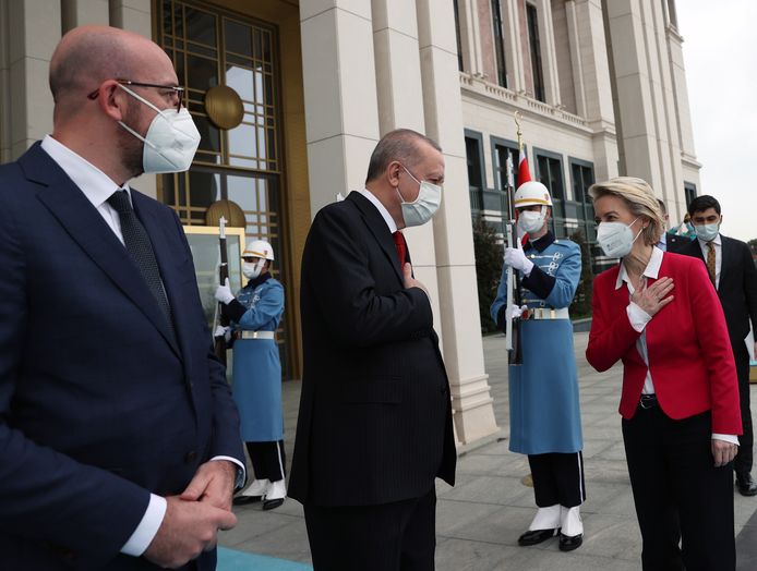 Von der Leyen groet Erdogan, Michel kijkt toe.