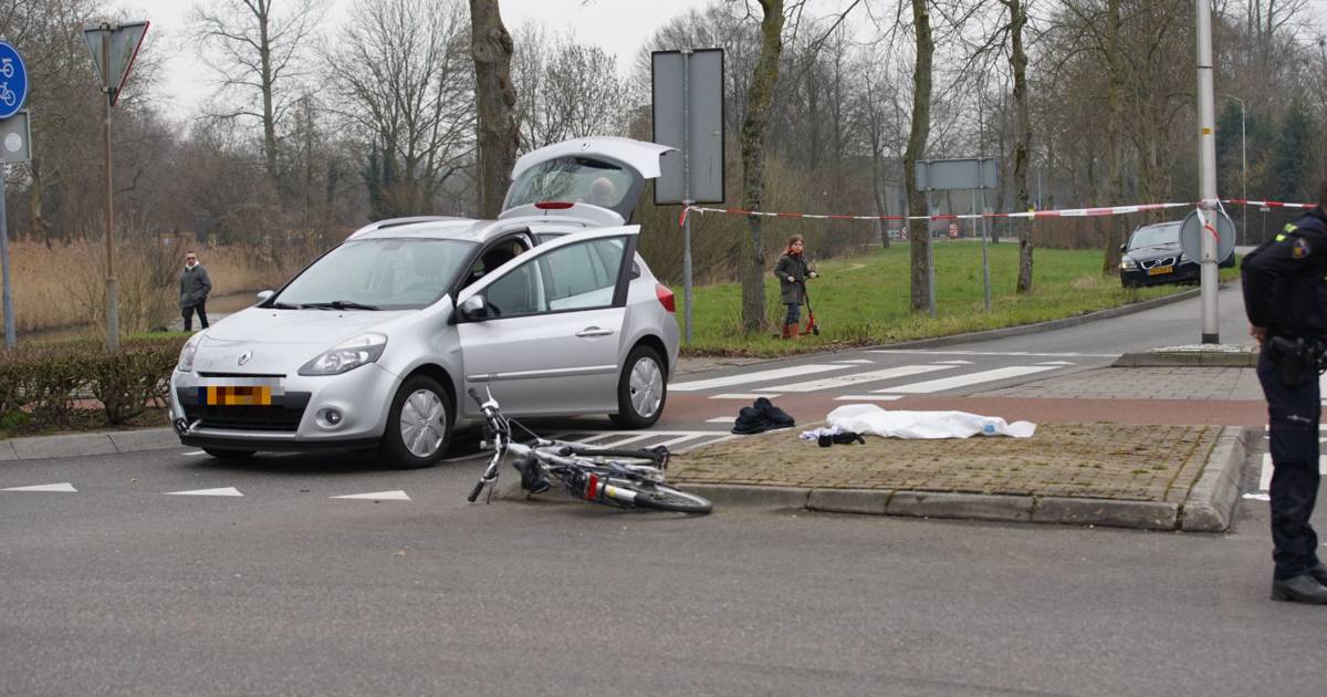 Ernstig ongeval in Warnsveld: oudere man geschept door auto op rotonde Draaiomsdreef.