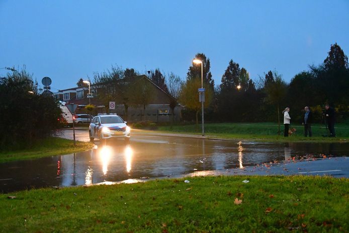 In de vroege ochtend knapte een hoofdwaterleiding in Lelystad. De gevolgen waren groot.