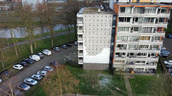 De gevel van een flat in Nijmegen viel naar beneden.