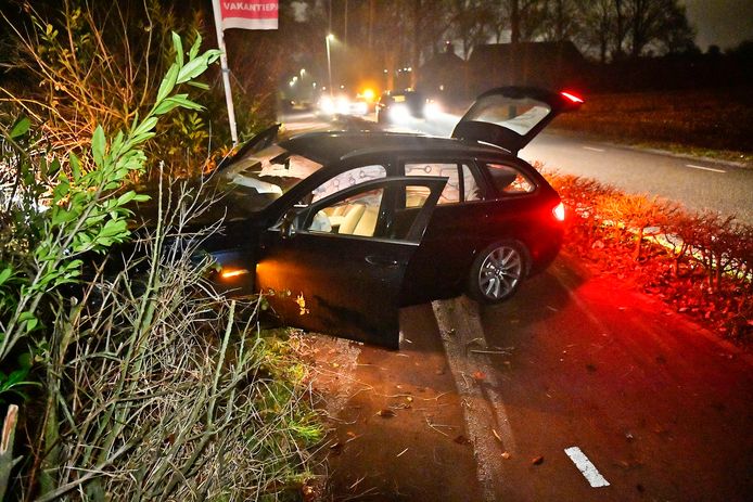 Een auto in Veldhoven schoot zondagavond uit de bocht en belandde na een botsing met een betonnen paal in de struiken.