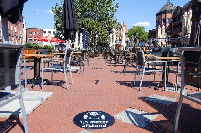Hekken rond de terrassen op de markt in Eindhoven. Omstanders zeggen dat het wel een dierentuin lijkt.