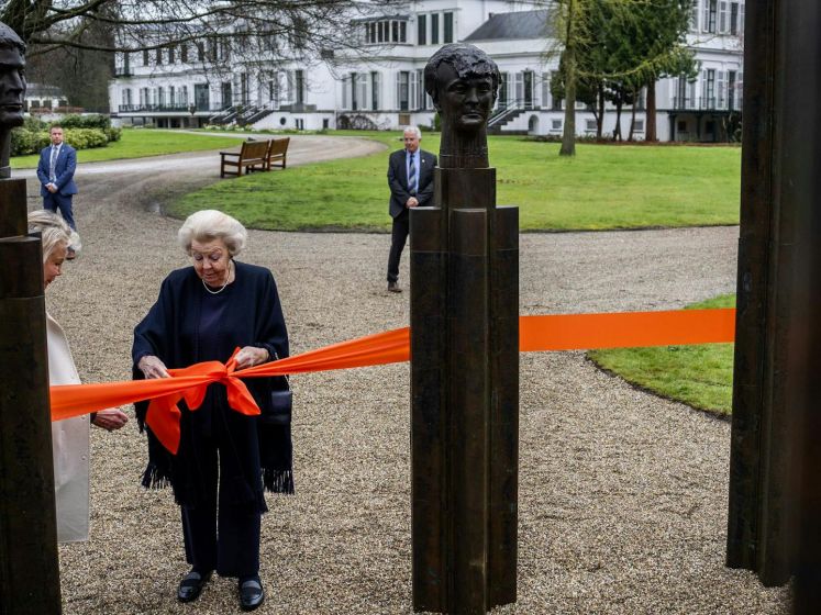Prinses Beatrix onthult beeld van gezin op Paleis Soestdijk