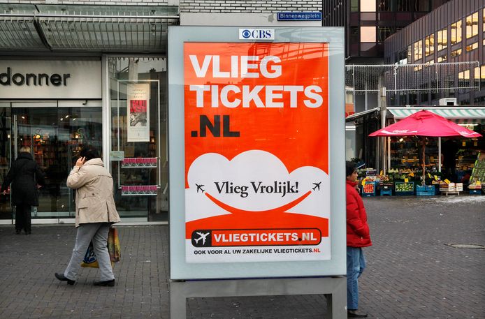 Archiefbeeld van een reclameuiting voor een aanbieder van vliegtickets in het centrum van Rotterdam.