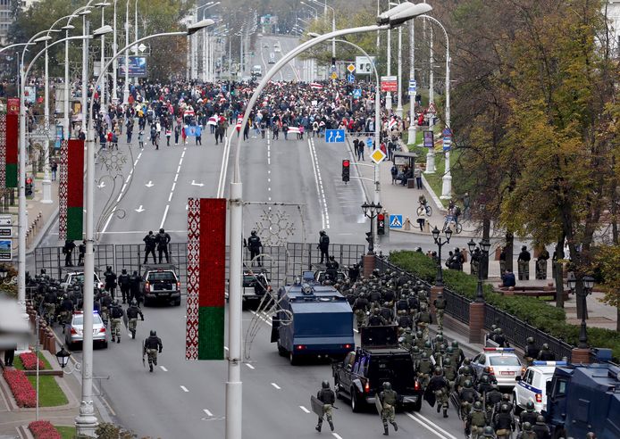 Honderden mensen kwamen op zondag de straat op in Minsk uit protest tegen de Wit-Russische president Aleksandr Loekasjenko.  De oproerpolitie was massaal ter plaatse en arresteerde zeker 500 betogers.