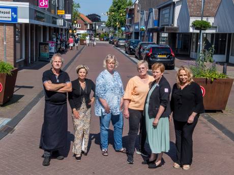 Grote groep lokale ondernemers baalt van sluiting Holtense Dorpsstraat: ‘Klanten willen voor de deur parkeren’