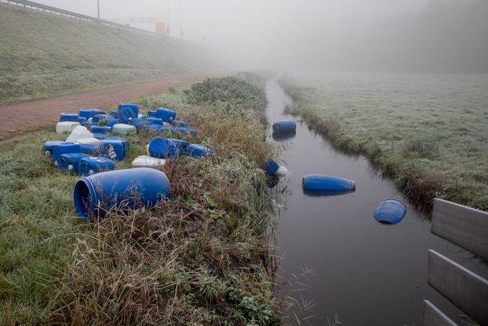 Nachtelijke dumps van drugsafval in verlaten polders en natuurgebieden vallen niet snel op.