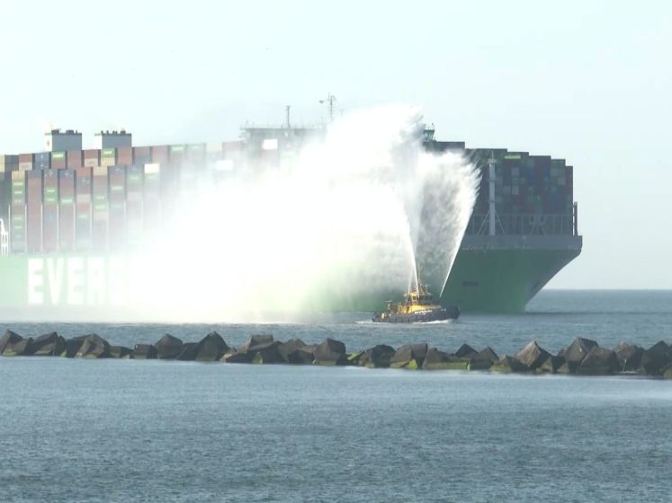 Grootste containerschip vaart Rotterdamse haven binnen