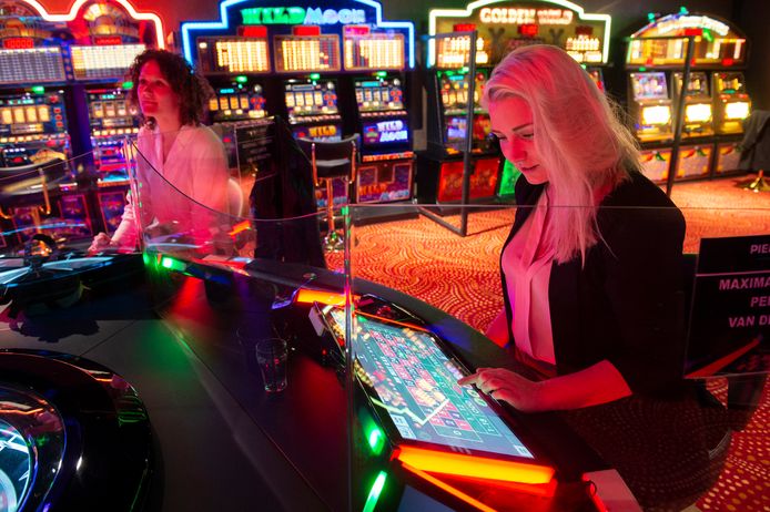 Testevenement bij casino Pierre de Jonge op het Burchtplein. Robin uit Papendrecht (voorgrond) en Daphne uit Rotterdam in actie bij de roulettetafel.