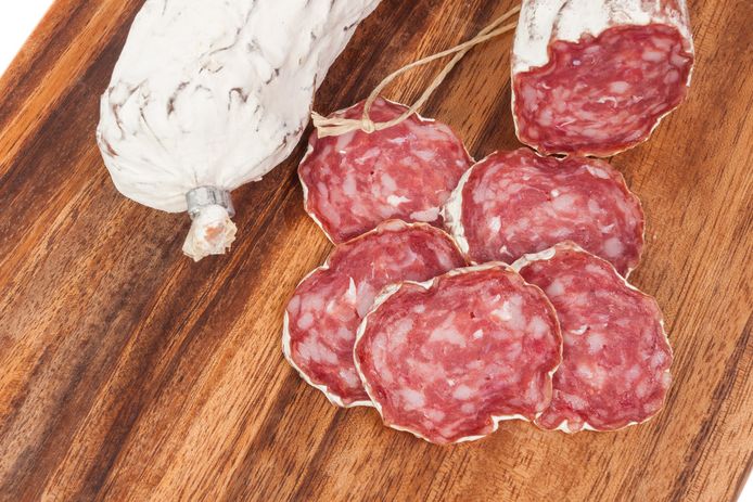 Mag je het witte velletje rond een salami opeten?