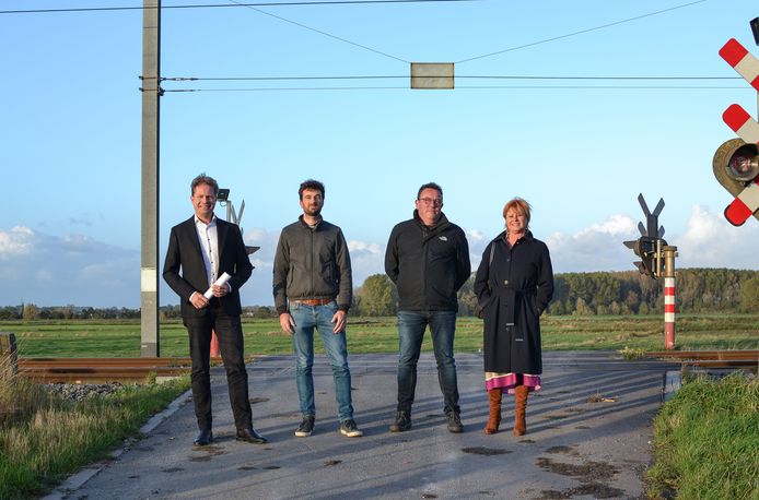 Kurt Vanlerberghe (Vooruit), Koen Coupillie (N-VA), Gert Maertens (Groen) en Karline Ramboer (onafhankelijke) bij de overweg die Infrabel wil sluiten.
