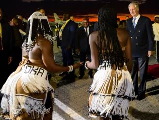 KIJK. Koning Filip met Afrikaanse dans ontvangen op luchthaven Namibië