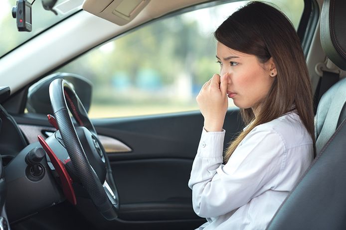 Zeven uitgelichte oorzaken die tot stank kunnen leiden in je autointerieur.