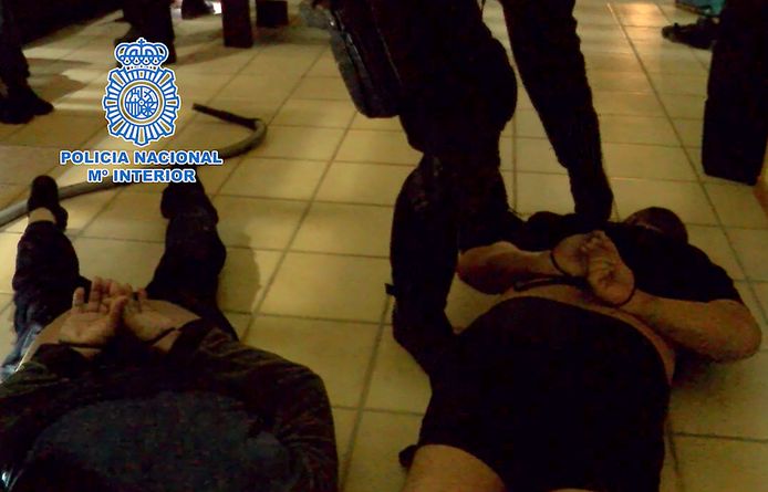 De Spaanse politie deelde beelden van de arrestatie van twee verdachten in het drugsdossier.