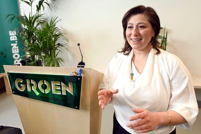 Meyrem Almaci tijdens de persconferentie waar ze haar afscheid als partijvoorzitter van Groen aankondigde.