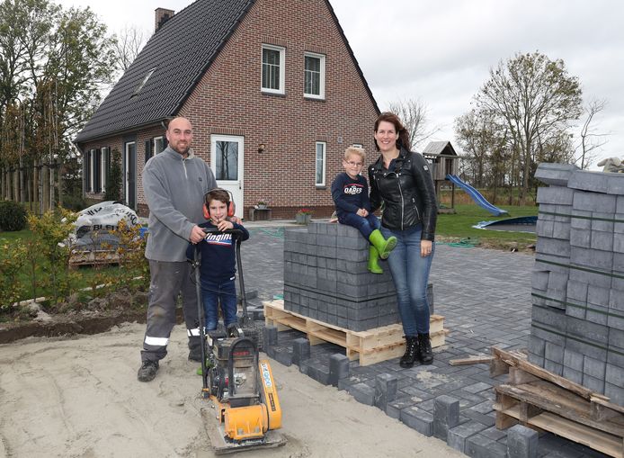 Sander Steigerwald en Linda Rijk met hun zoons Tygo en Jort.