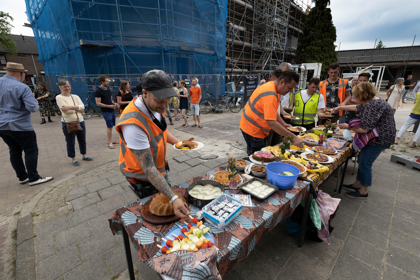 De bouwvakkers van Stam + De Koning Bouw werden gefêteerd vanwege het bereiken van het hoogste punt.