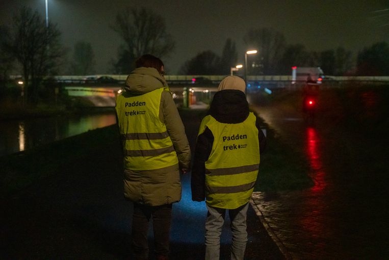 Linda Berkemeijer (51) en haar dertienjarige zoon Mees helpen al zeven jaar lang bij paddenwerkgroep van Natuurlijk Delfland. Beeld Stephanie Broekarts