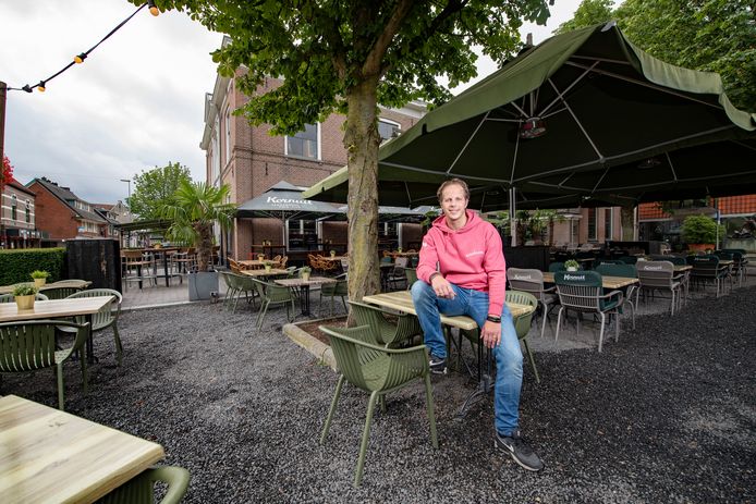 Een leeg terras bij het Stadscafé op zondag is de komende tijd geen uitzonderlijk gezicht: vanwege personeelsgebrek houdt bedrijfsleider Stefan Kanne de deuren van het restaurant op zondag gesloten .