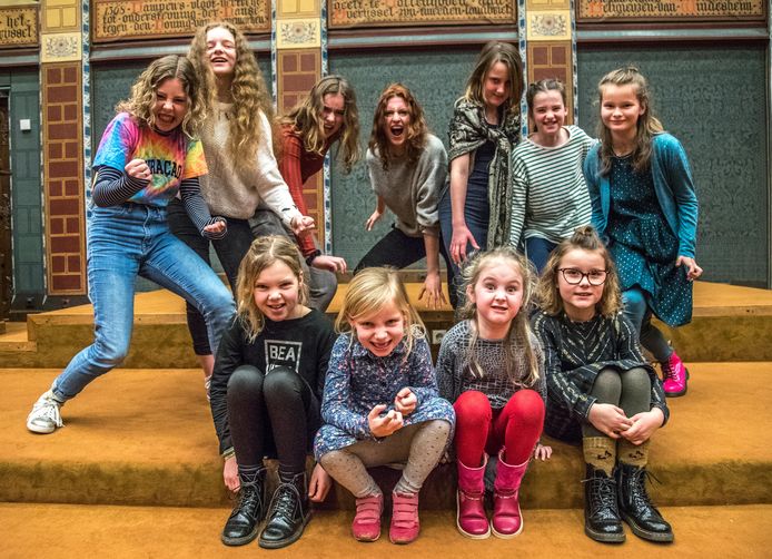 Alle Zwolse Wilde Deernes die samen de hoofdrol vertolken, met vooraan als tweede van rechts Floor Verhoef (6) en in het midden achterin Lune van der Meulen (26). Op verzoek laten de deernes hun meest woeste blik zien.