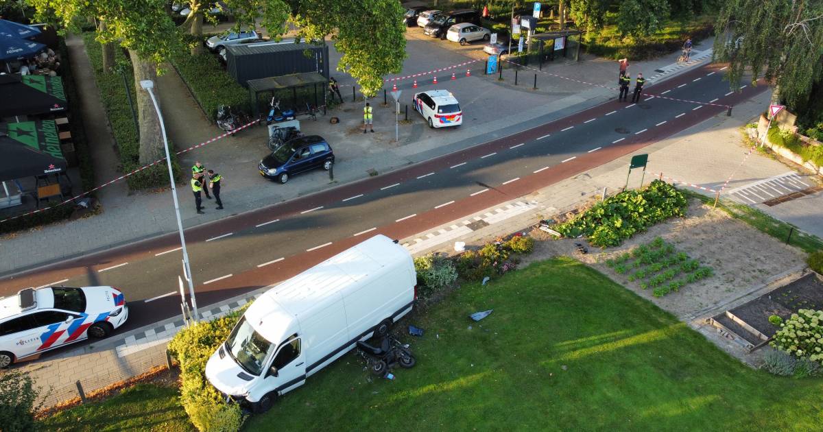 Scooterrijder zwaargewond door frontale botsing met bestelbus: ‘Mijn vrouw heeft geholpen met reanimeren’.