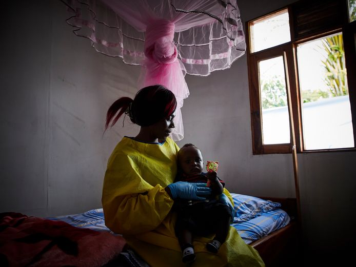 Anita Kambala, een medewerkster van Unicef, werkt in een opvangcentrum voor kinderen van wie de ouders besmet raakten met ebola.