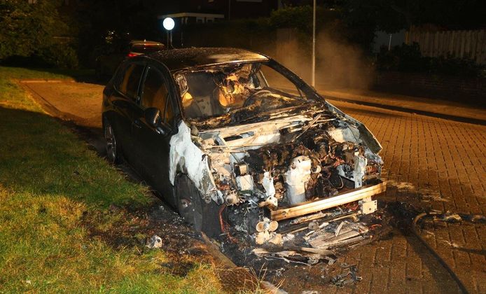 goud Ounce opblijven Brand verwoest auto in Den Bosch, mogelijke oorzaak is brandstichting | Den  Bosch, Vught | bd.nl