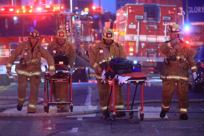 Brandweermannen snellen hun gewonde collega's in Los Angeles te hulp met stretchers. (16/05/2020)