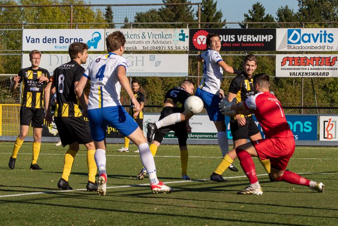 Het zondagteam van De Valk in actie tegen SV Valkenswaard.
