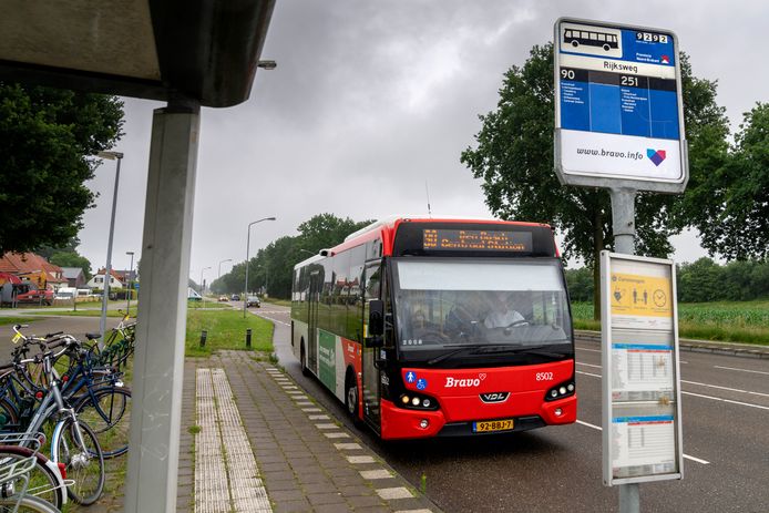 Buslijn 90 bij een halte aan de Rijksweg in Nuland.