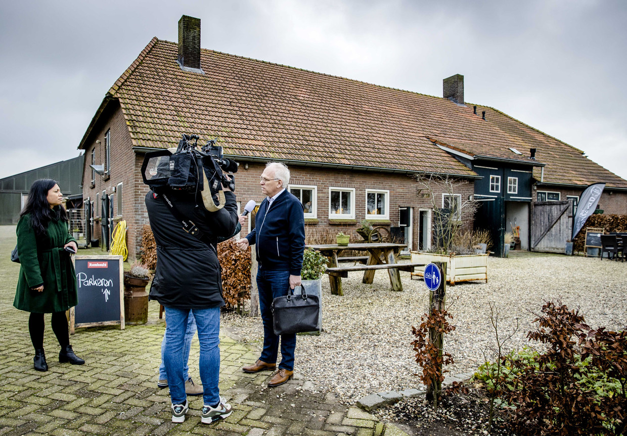 Minister Adema (rechts) na een van de gesprekken over het landbouwakkoord, vorige maand in Zaltbommel. Beeld ANP
