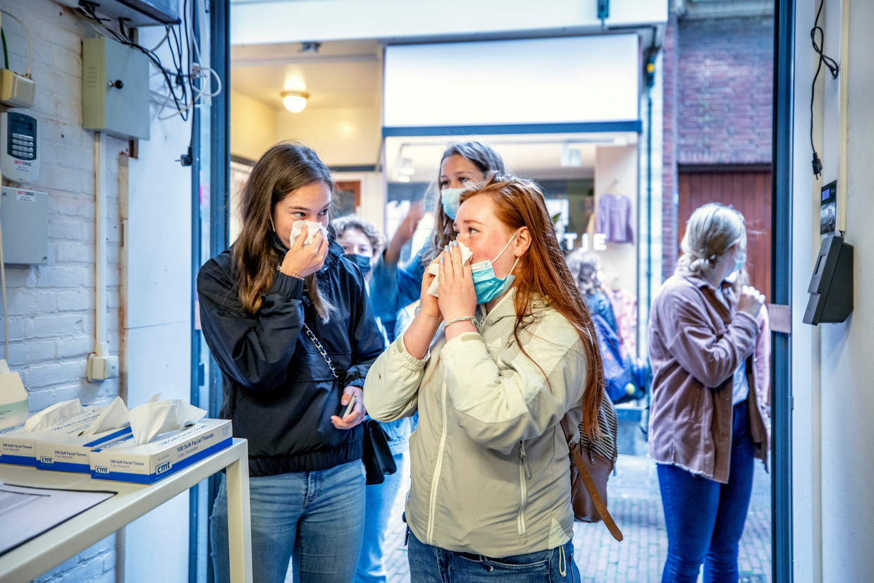 Studenten die in Leiden aan de introductiedagen meedoen laten zich testen op corona in de teststraat van de GGD.  Beeld Raymond Rutting