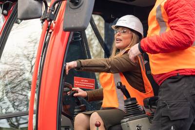 Heleen van Royen begint met sloop dierenasiel in Den Ham voor ‘fantastisch plan’ hondenopvangcentrum