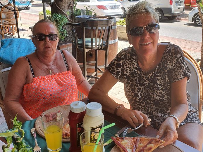 Greetje Veldman (rechts) op een terras in Antalya.