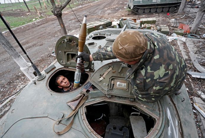 Forze filo-russe che armano un carro armato.