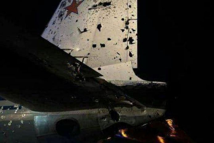 De beschadigde Iljoesjin-22 van de Russische luchtmacht die door een Oekraïense raket zou zijn geraakt.