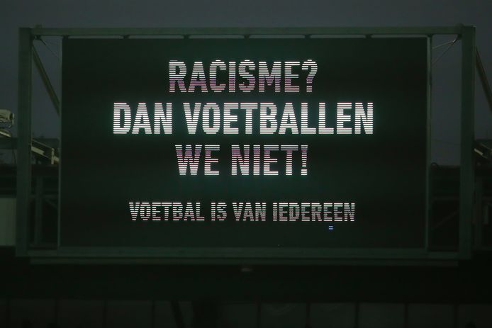 Een duidelijke boodschap in de Nederlandse Eredivisie dit seizoen tijdens een wedstrijd tussen de Rotterdamse clubs Sparta en Vitesse.