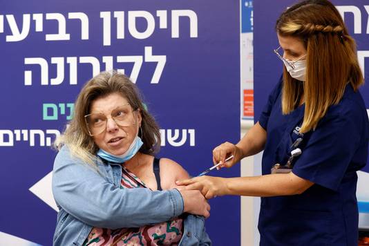 Een vrouw krijgt een vierde dosis van het Pfizer-vaccin in Tel Aviv. Israël toonde zich tijdens deze hele pandemie een voorloper op het vlak van vaccinatie. 