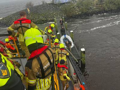 Politie, brandweer en reddingsboot vissen drie avonturiers van het Volkerak: ‘Onverantwoordelijk!’