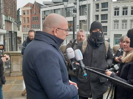 Jack Mikkers spreekt schoonmakende inwoners toe na rellen Den Bosch: ‘52 verdachten aangehouden’