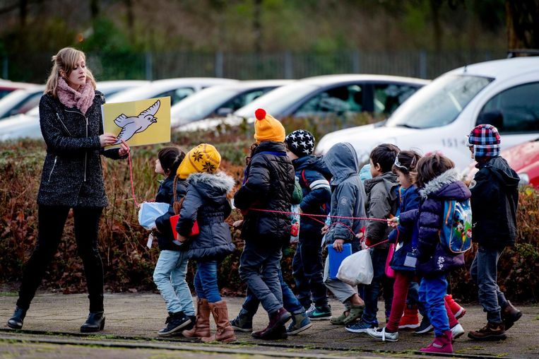 Kinderen uit de noodopvanglocatie Heumensoord tijdens hun eerste schooldag. Beeld anp