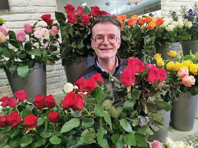 Erik Abrahamse van Bloemenhuis Abrahamse in Terneuzen is op Valentijnsdag de hele dag geopend, ook al valt die op een maandag.
