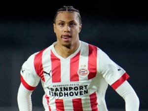 Roger Schmidt had al stevige plannen met hem, maar nu is spits Fodé Fofana pas terug bij PSV: ‘Eindelijk deze blessure afgeworpen’