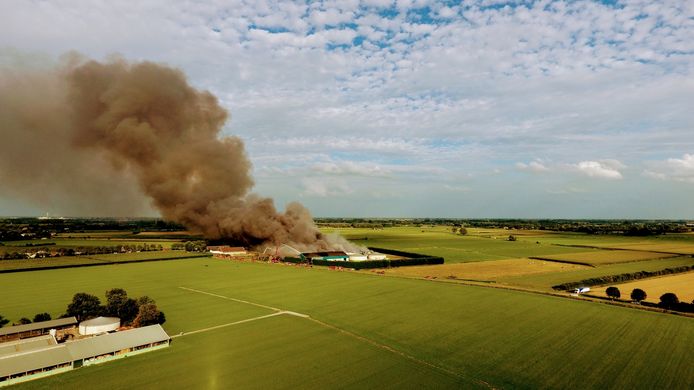 De rookontwikkeling is op grote afstand te zien.