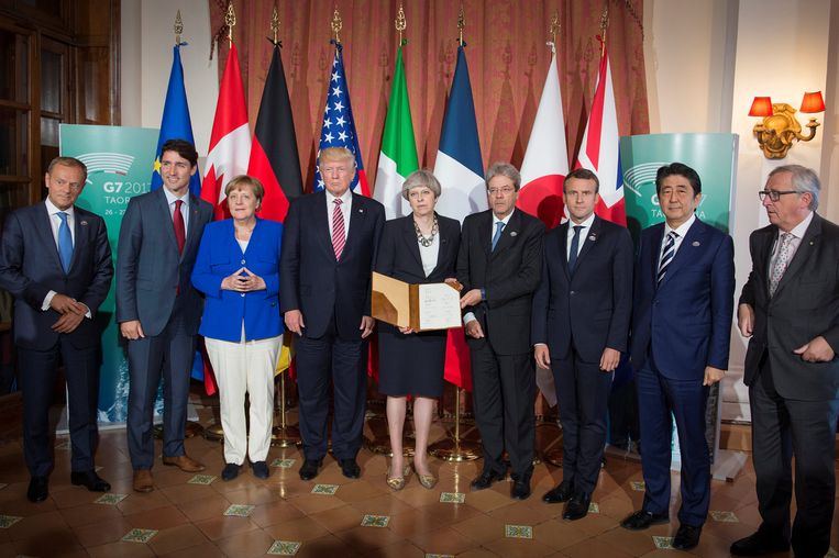 Wereldleiders na de G7-top op Sicilië. Angela Merkel heeft haar handen gevouwen in een piramide die wijsheid moet uitstralen.  Beeld REUTERS