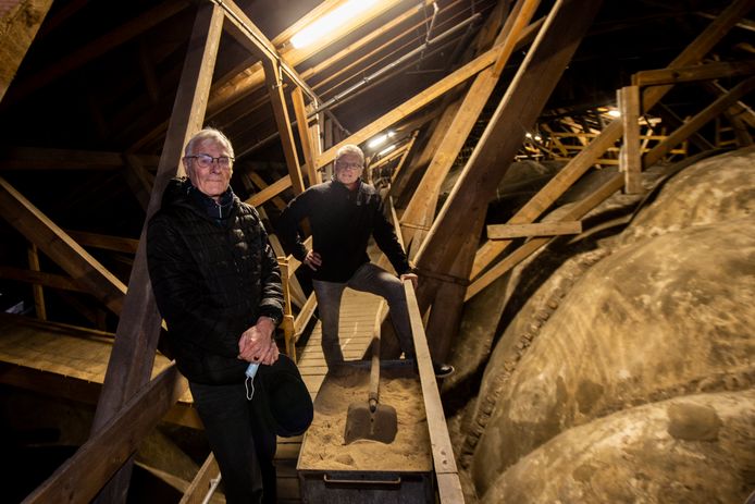 Henk van Koeveringe (voorgrond) maakte zich eerder dit jaar nog druk over de gewelven van de Lebuinus waar het stof vamnaf gehaald moest worden.
