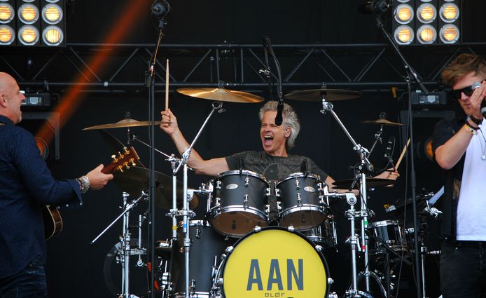 Norman Bonink, drummer van Blof, tijdens het openingsoptreden Cover at Sea.