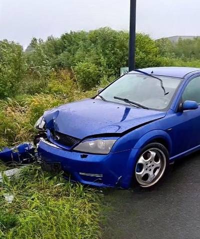 Bestuurder laat auto achter na botsing tegen paal, eigenaar kan binnenkort een rekening verwachten