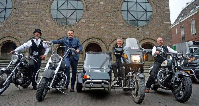 Van links af: Frits van den Esschert met zijn Triumph T140, James Wiersma bij zijn Harley Davidson Softtail Heritage, Yuen Kui op zijn BMW K75 met zijspan en Karel Harmsen op zijn Harley Davidson Softtail Deuce